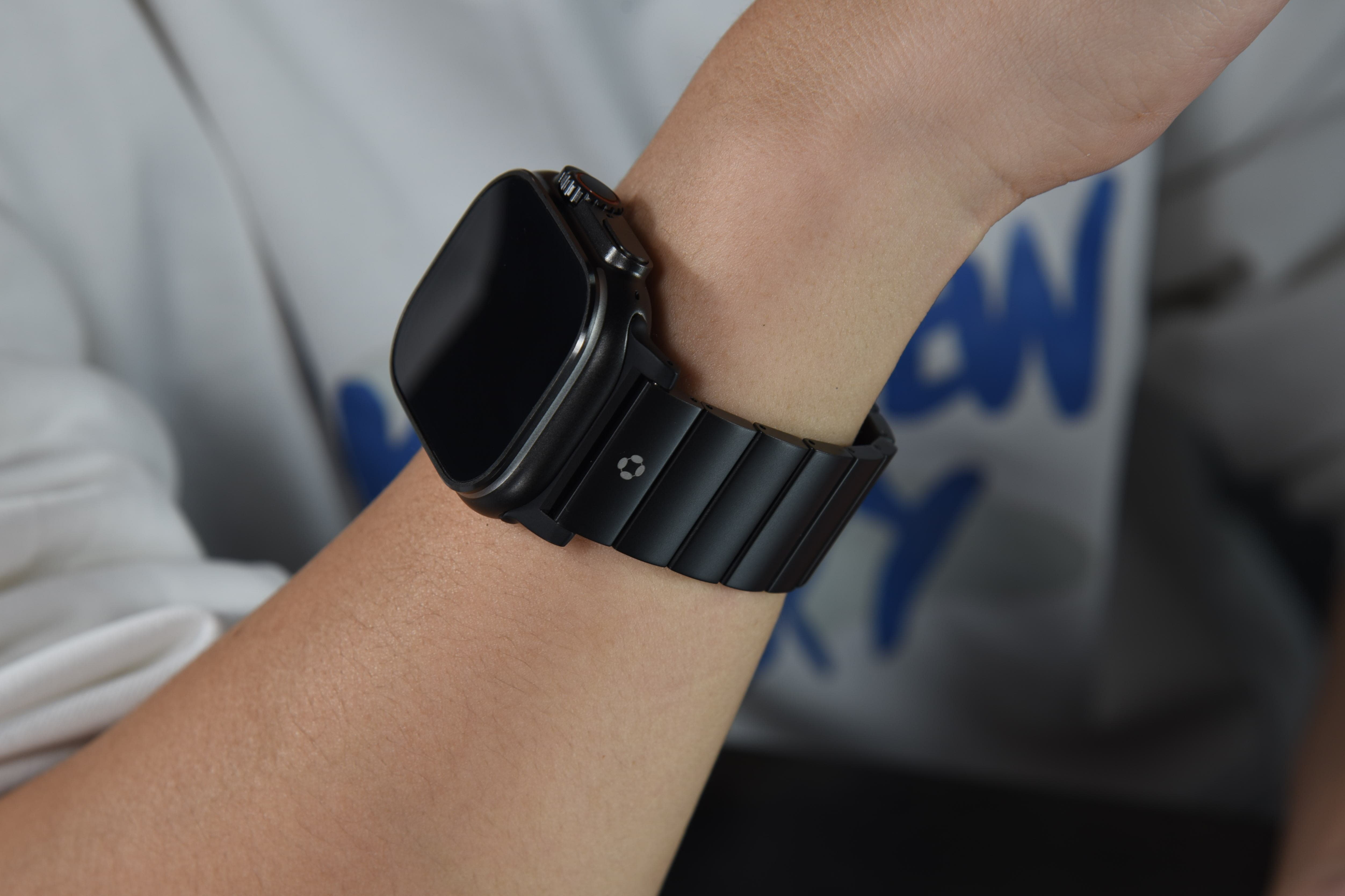 Metal vs Silicone Watch Bands: Which Is Better for Daily Wear? - FiNESTONE