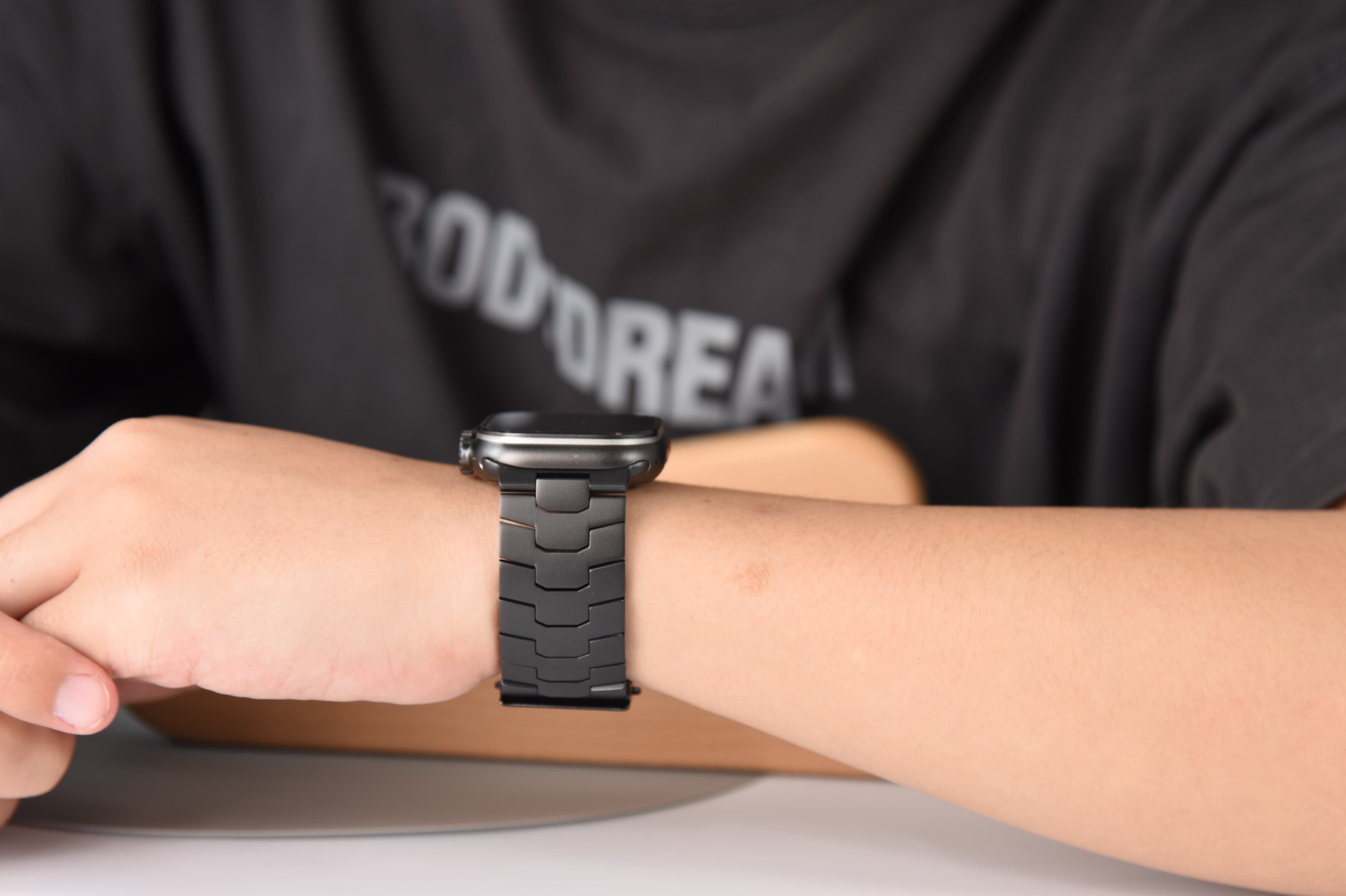 Switching to Titanium Made My Apple Watch Feel New Again - FiNESTONE