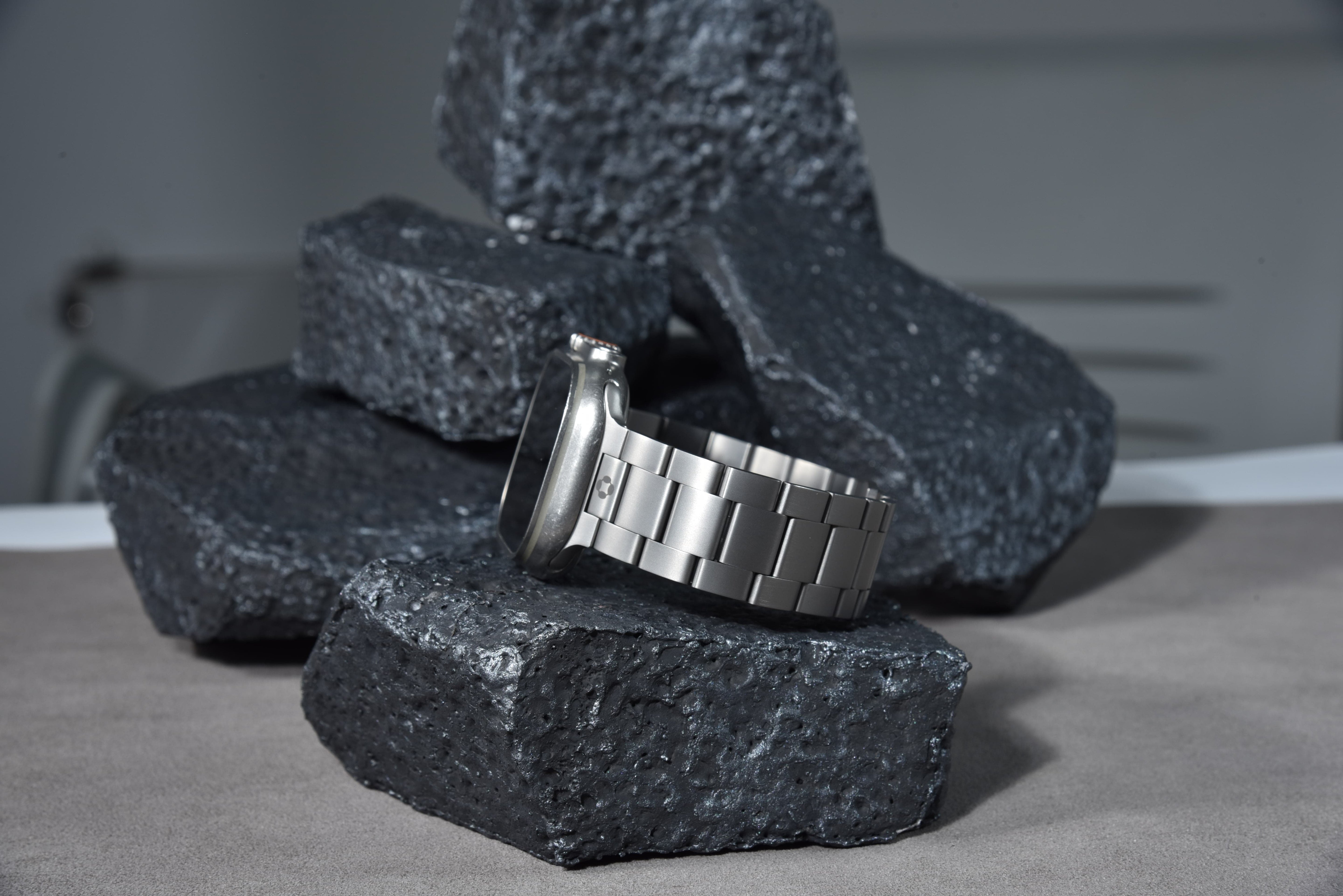 Minimalist Style: How Titanium Completes the Look - FiNESTONE