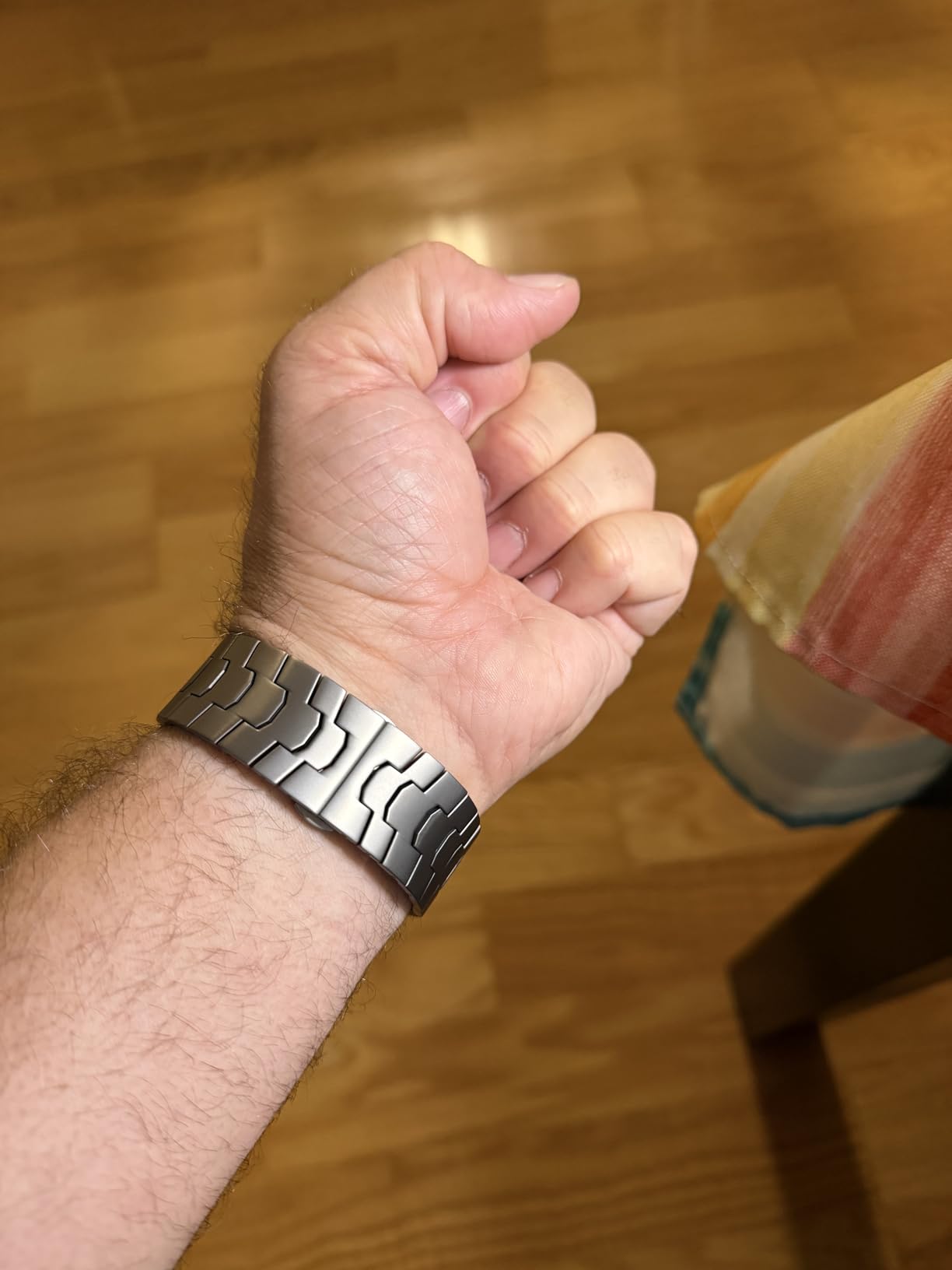 “This FINESTONE Apple Watch titanium band feels premium and sturdy. Great for sports, office, and casual outings—highly recommend!”