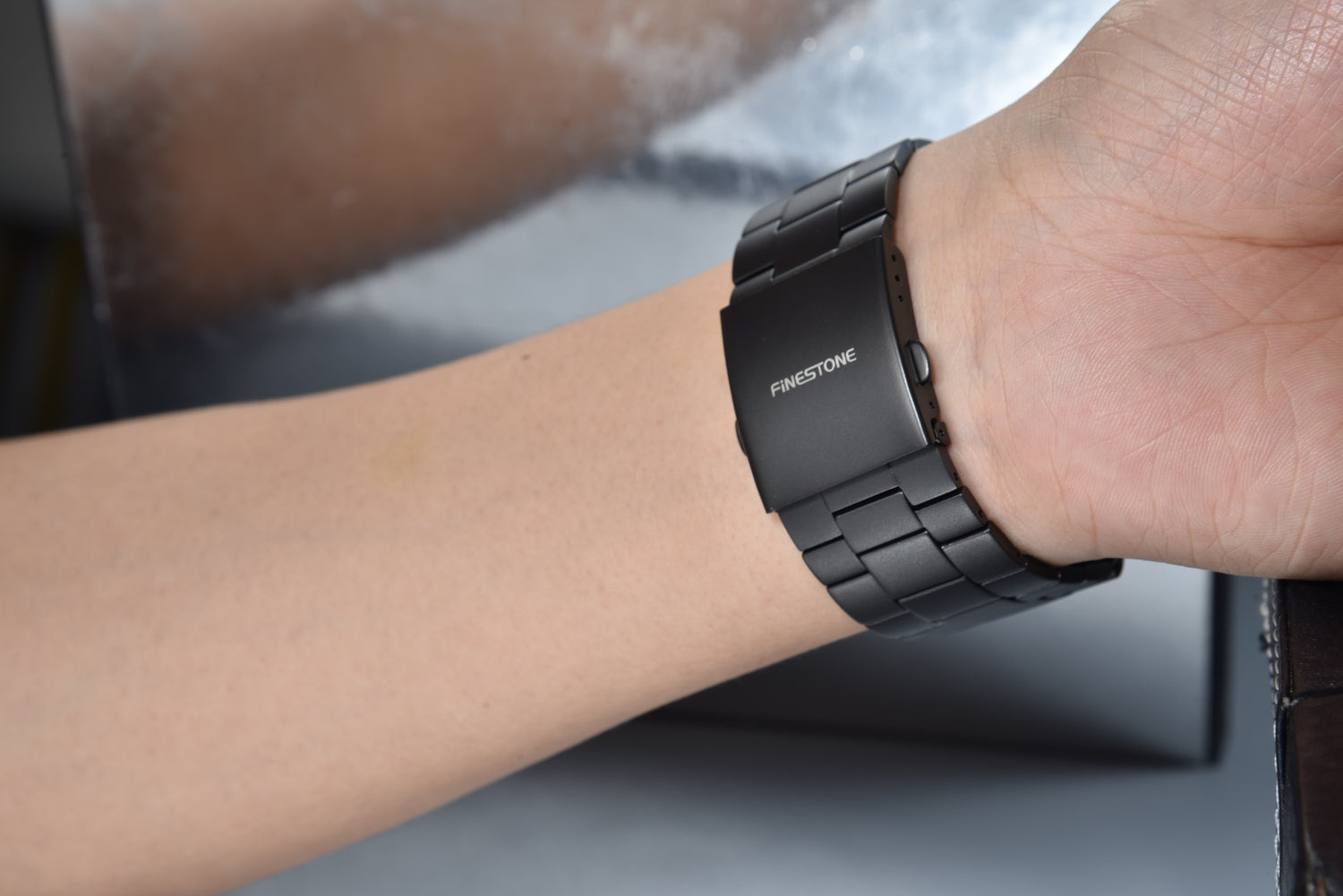 Are Metal Watch Bands Comfortable for All-Day Wear? - FiNESTONE