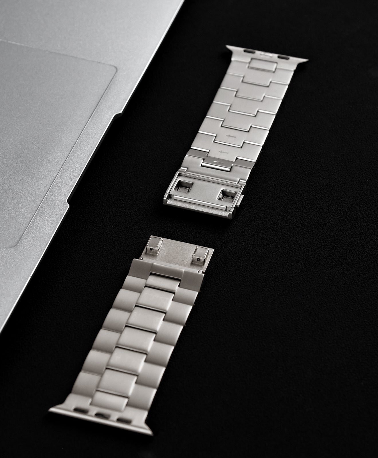 CRNS01  Titanium Apple Watch Band With Magnetic Clasp